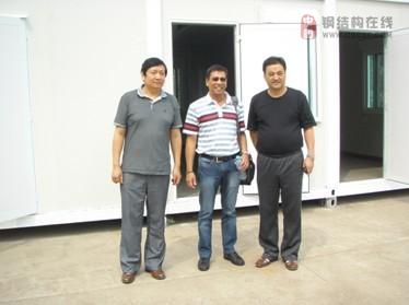 菲律宾客商与公司领导在活动房前合影
