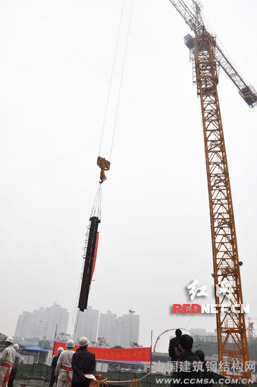 中建五局：承建的长沙运达中央广场商业项目钢结构工程首根钢柱开吊