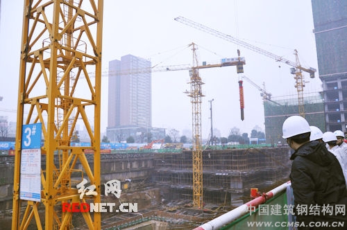 中建五局:承建的长沙运达中央广场商业项目钢结构工程首根钢柱开吊