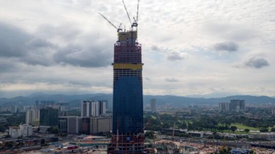吉隆坡标志塔项目首道伸臂桁架层安装完成